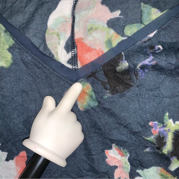 Floral Shirt Women’s XL Navy Blue Short Sleeve V Neck Hi-Low VERA WANG Summer - Picture 5 of 8